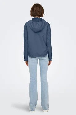 Parka corta con capucha
