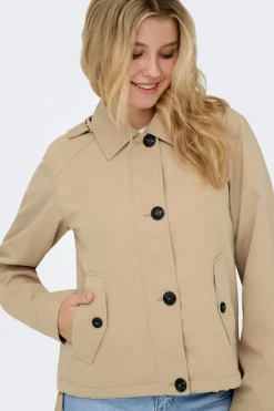 Parka corta con capucha
