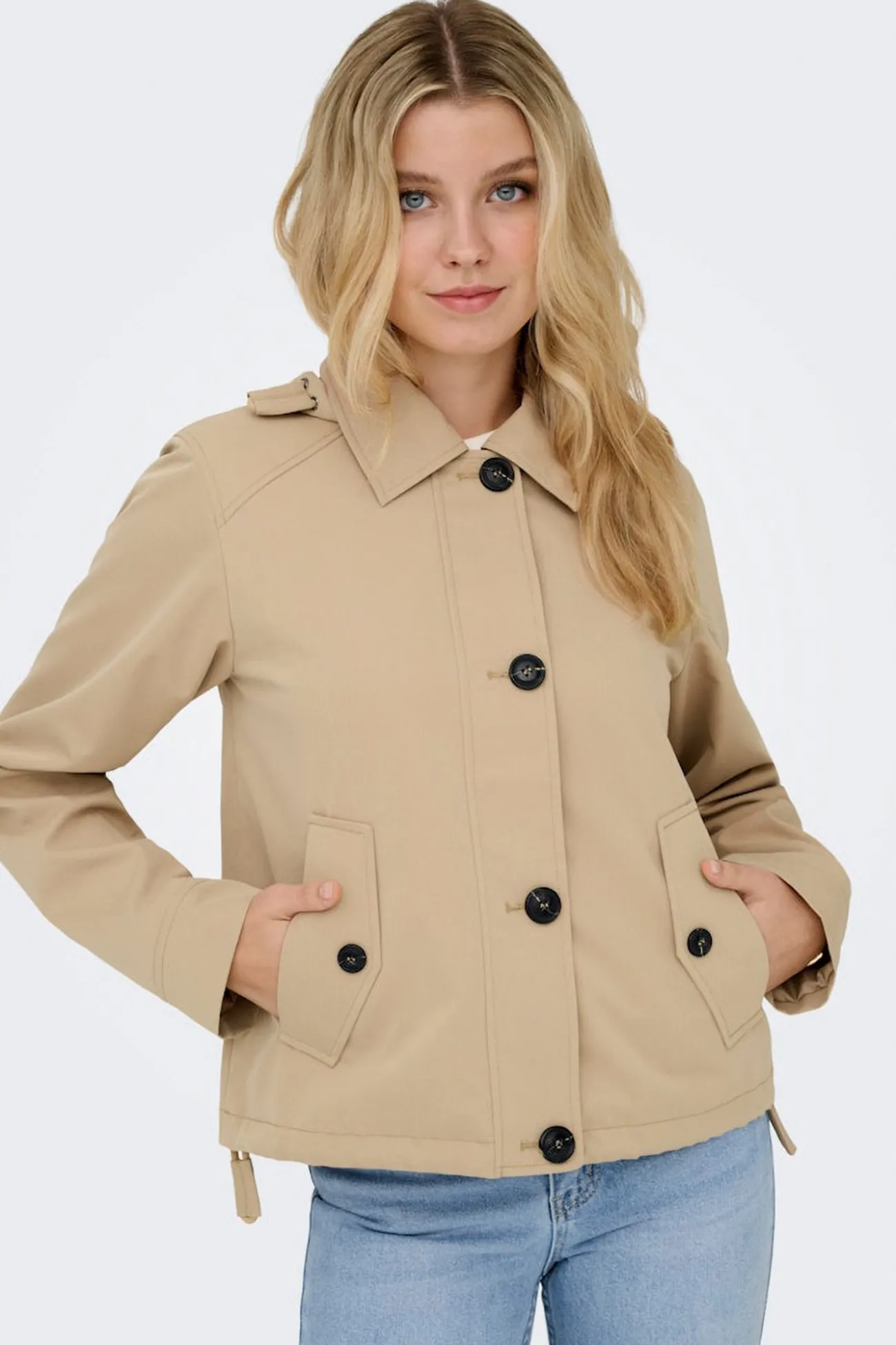 Parka corta con capucha