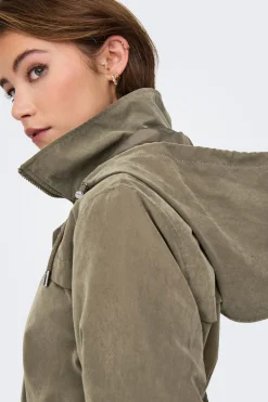 Parka corta con capucha