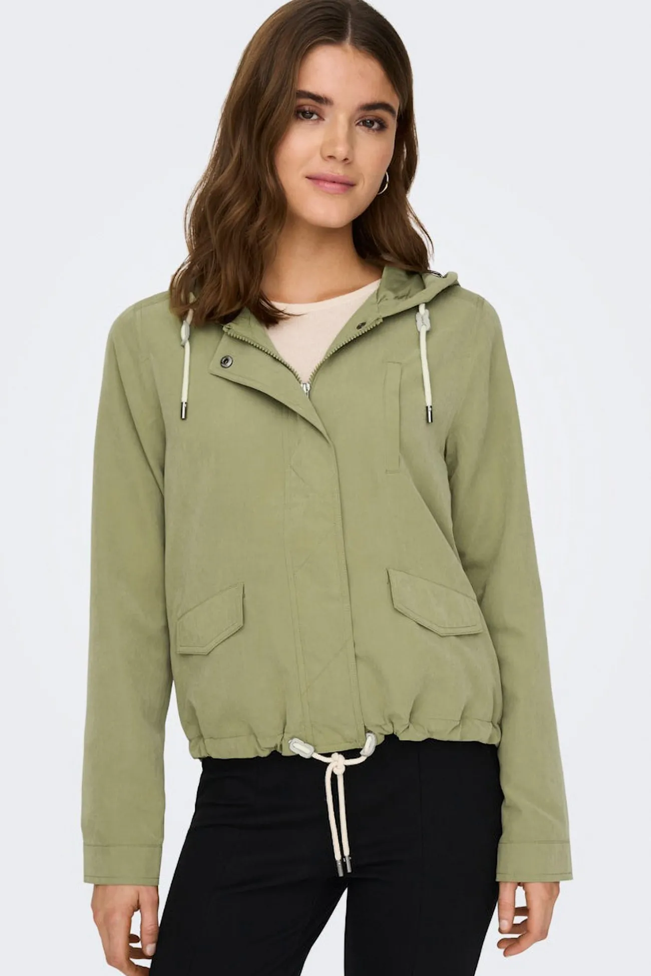 Parka corta con capucha