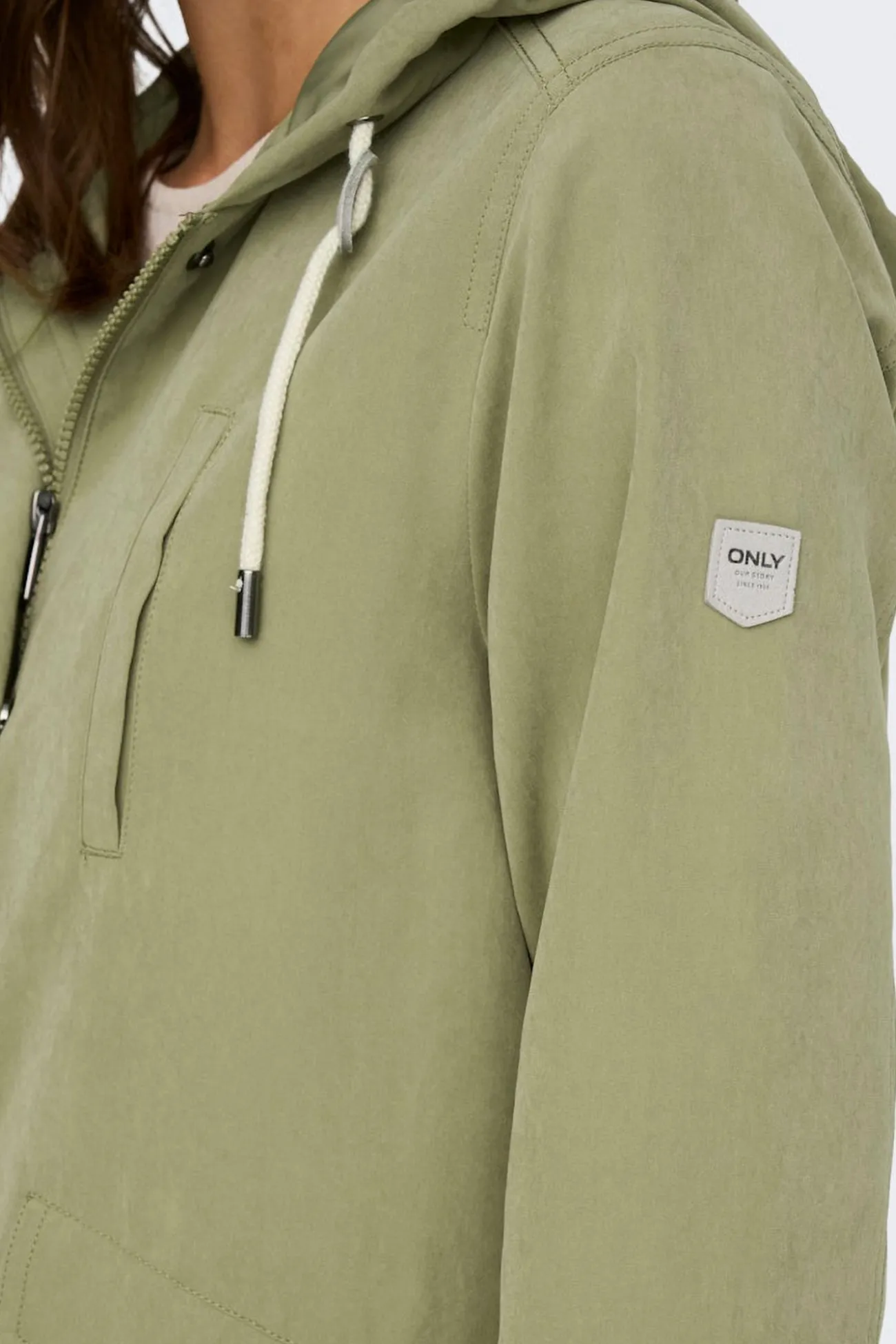 Parka corta con capucha