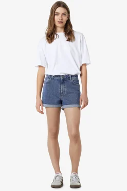Short vaquero b&aacute;sico con dobladillo de cinco bolsillos.