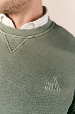 Sudadera b&aacute;sica lavada cuello redondo
