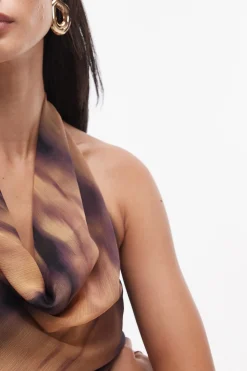 Top halter neck