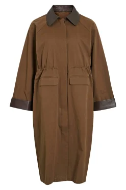 Trench largo con cuello y pu&ntilde;os de polipiel