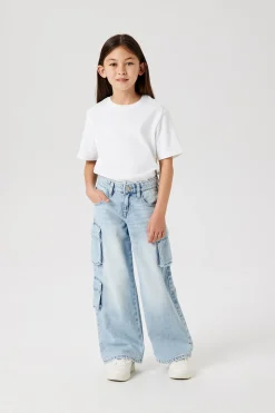 Vaquero cargo niña