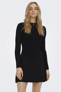 Vestido corto de canal&eacute; con vuelo