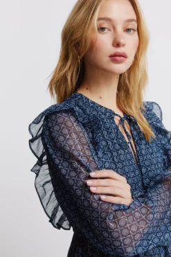 Vestido corto de manga larga volantes
