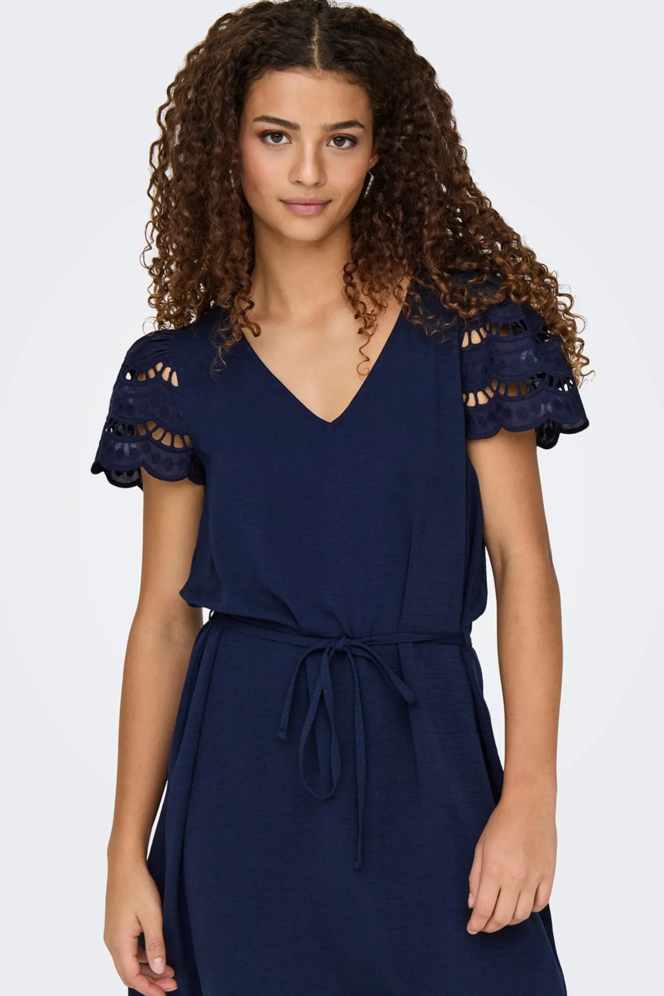 Vestido corto detalle encaje