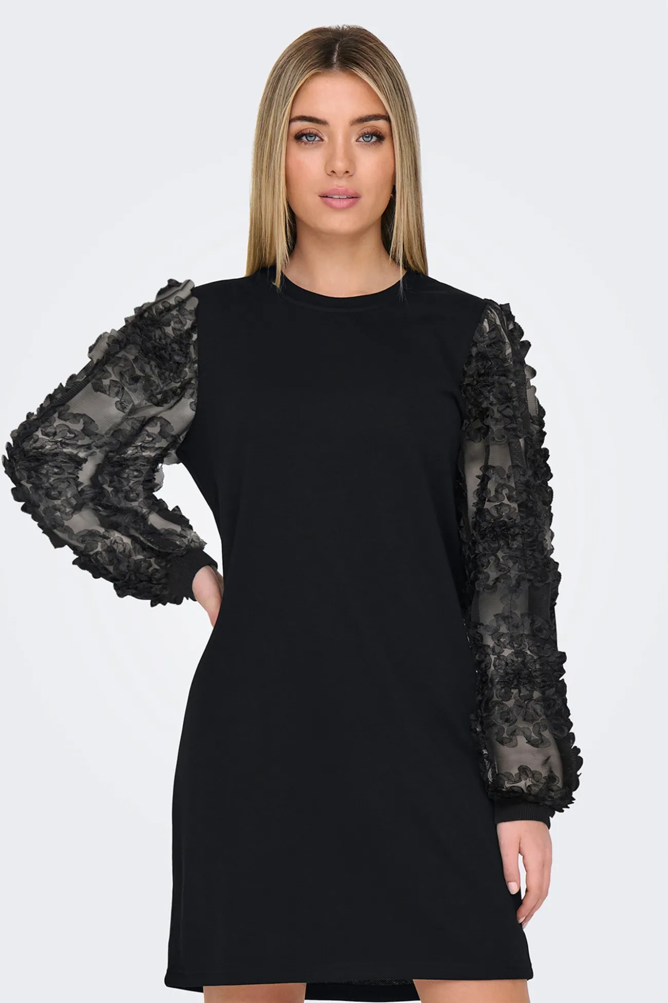 Vestido corto detalle floral