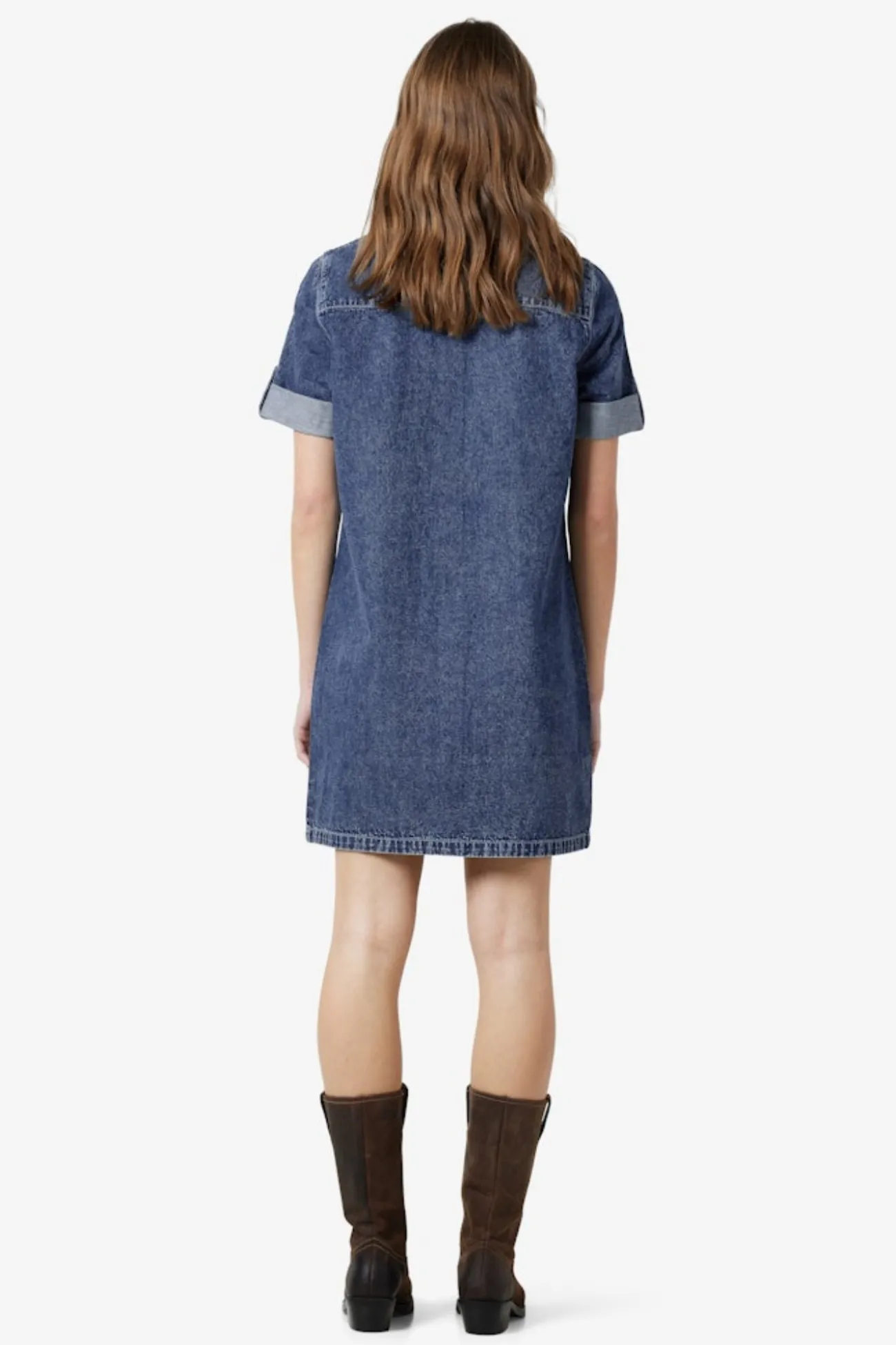Vestido corto vaquero con manga corta, cuello y bolsillos frontales