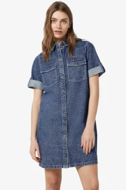 Vestido corto vaquero con manga corta, cuello y bolsillos frontales