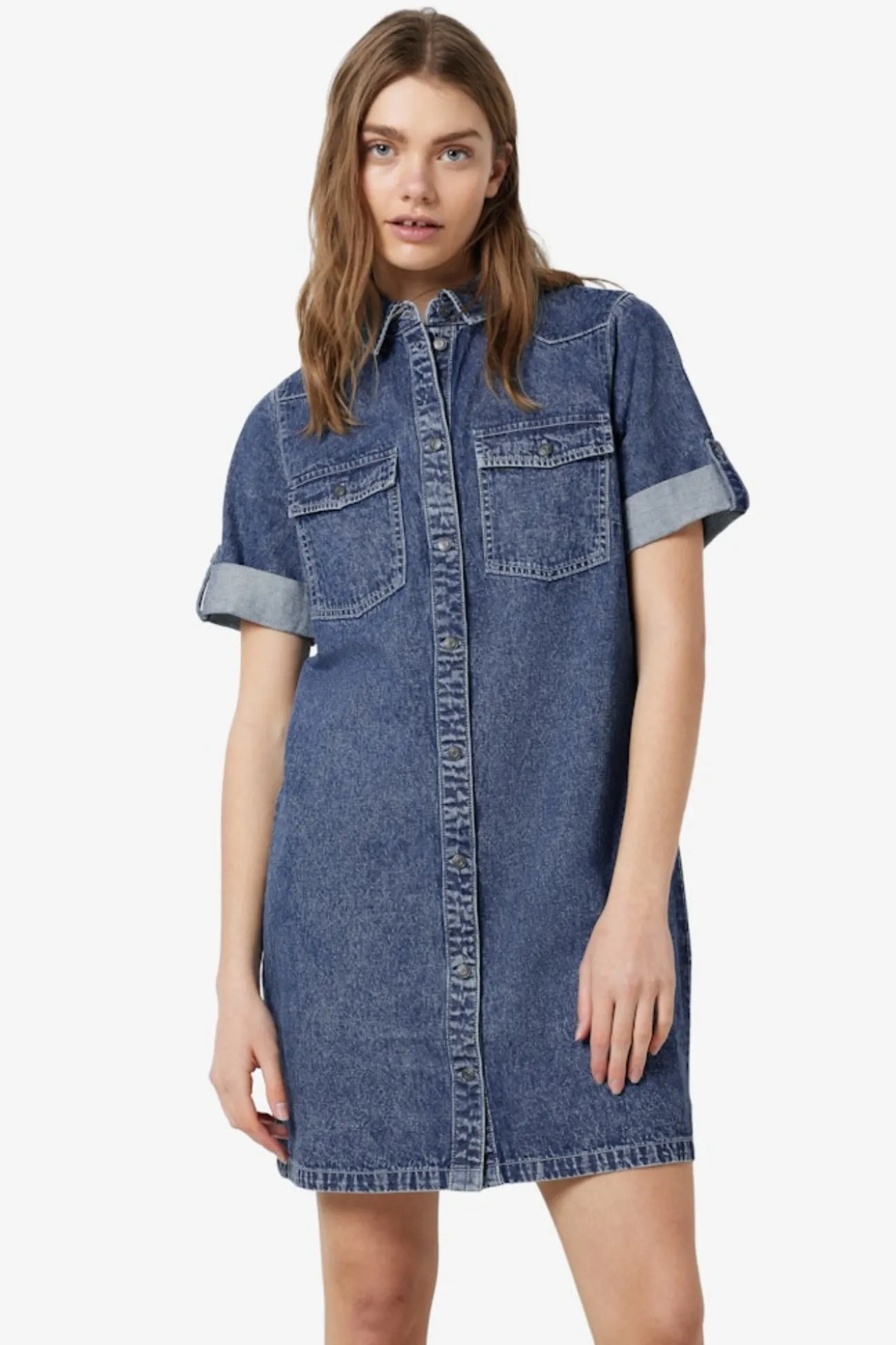 Vestido corto vaquero con manga corta, cuello y bolsillos frontales