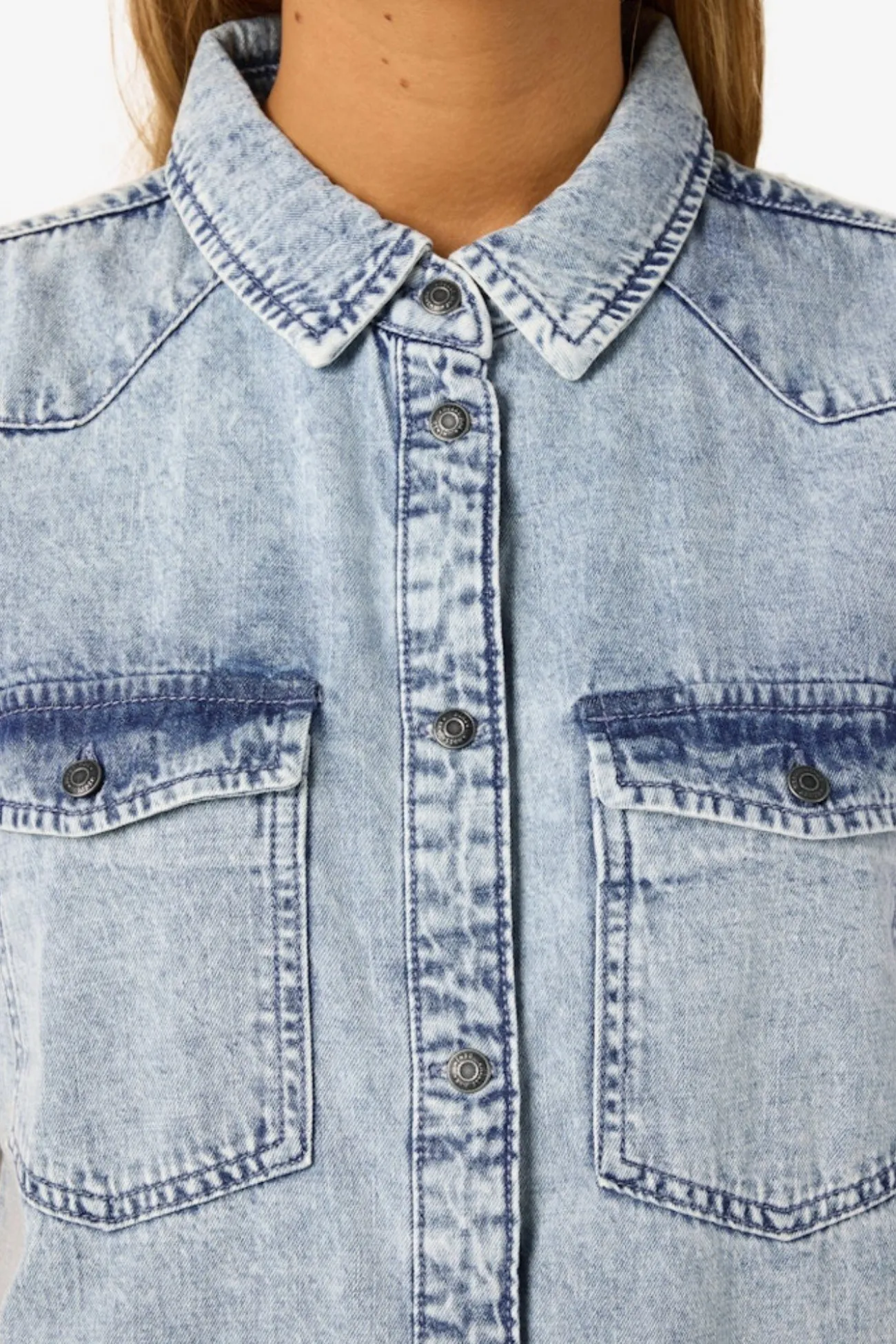 Vestido corto vaquero con manga corta, cuello y bolsillos frontales