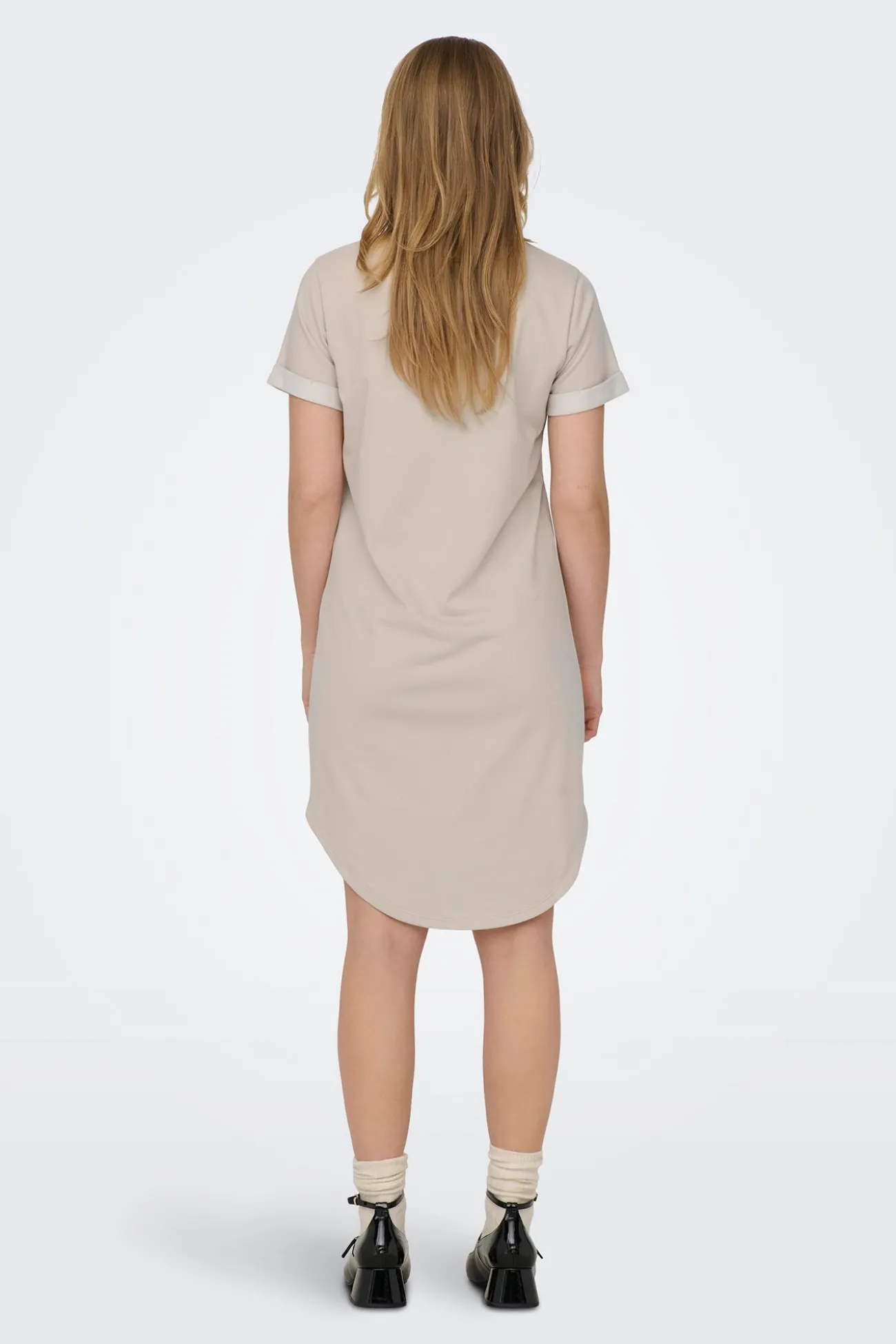 Vestido de manga corta y cuello redondo