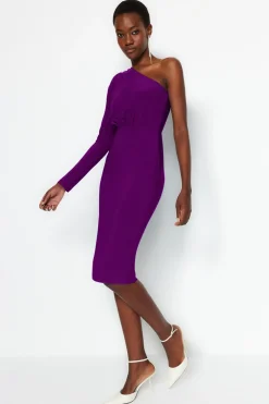 Vestido de punto midi con hombro descubierto