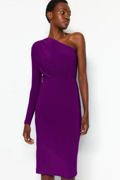 Vestido de punto midi con hombro descubierto