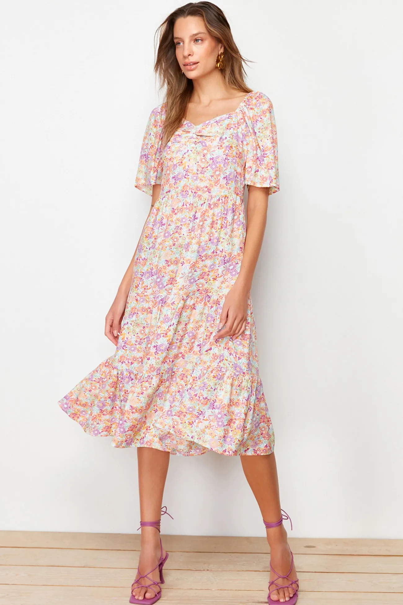 Vestido midi escote coraz&oacute;n