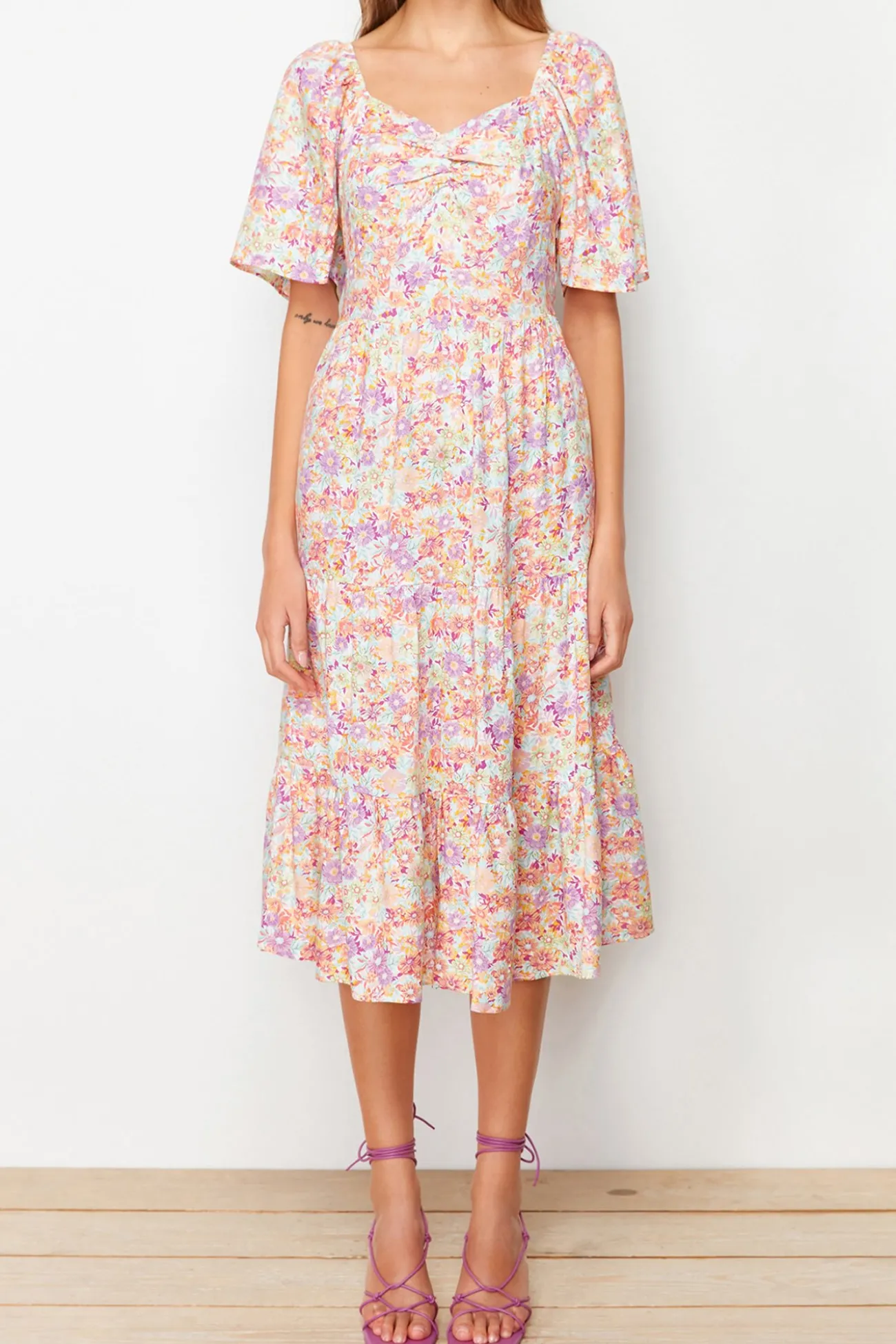 Vestido midi escote coraz&oacute;n