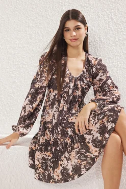 Vestido mini con volantes