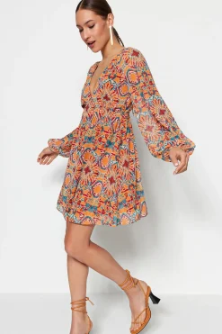 Vestido mini fluído cuello pico