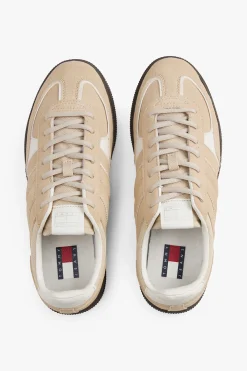 Zapatilla Tommy Jeans beige con suela marr&oacute;n