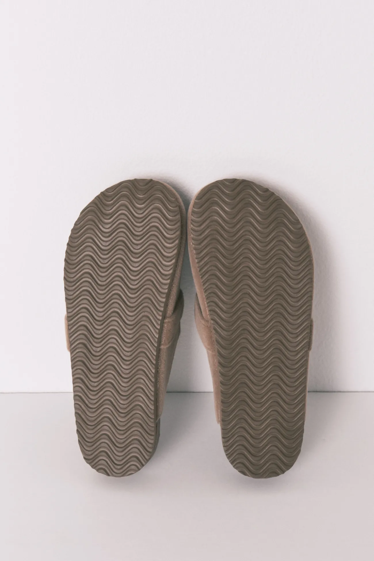 Zapatillas casa tipo zueco marr&oacute;n