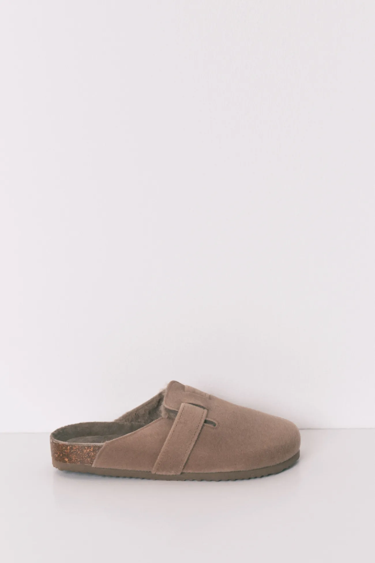 Zapatillas casa tipo zueco marr&oacute;n