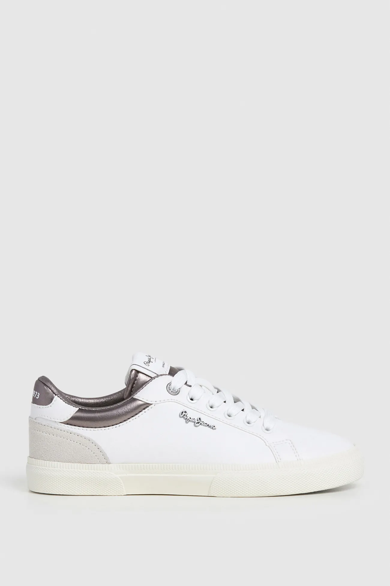Zapatillas Clásicas Con Detalles En Ante