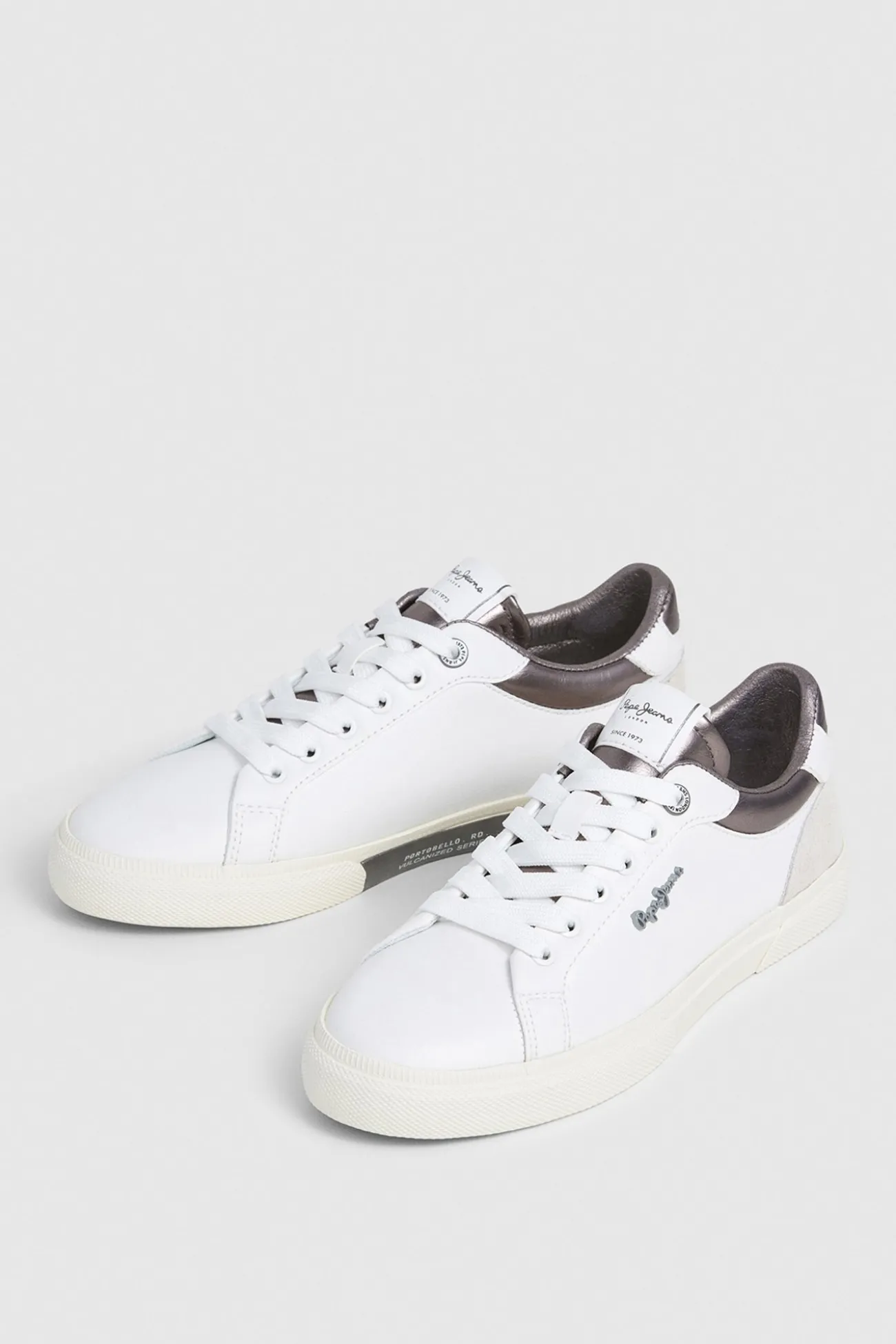 Zapatillas Clásicas Con Detalles En Ante