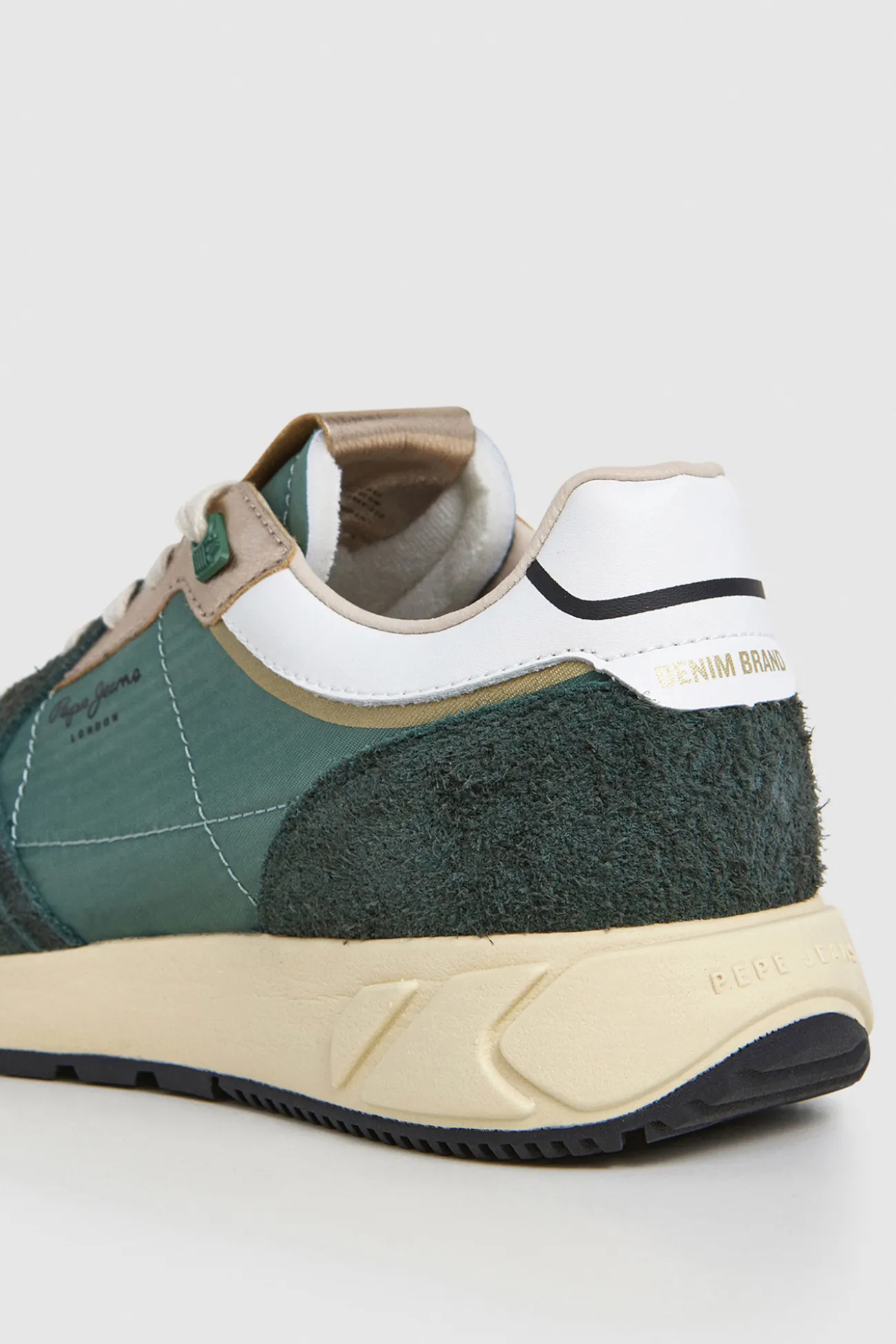 Zapatillas Con Detalles En Ante